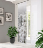 Schiebevorhang Doclia 84108-0301 grau, Bambus-Optik recycelt, Serie Home in Green, halbtransparent mit Digitaldruck, weisse, flauschige Fruchtstände des Wollgrases über die ganze Vorhangfläche, verschwimmende Konturen im Hintergrund, weiss und unterschiedliche Grautöne