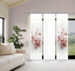 Schiebevorhang-Set Lotus altrosé, blickdicht in Seidenoptik mit Digitaldruck, natürliches Blütenzweigmotiv altrosé, mittig auf hellgrauem Grund vor weißem Hintergrund, 2 Schieber bedruckt, 1 Schieber uni-weiss