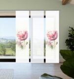 Schiebevorhang-Set Meliora, halbtransparente Bambus-Optik mit Digitaldruck, übergroße Klatschmohnblüte auf weissem Grund in der Mitte der Vorhangfläche, Aquarell ähnlich: 2 Schieber bedruckt, 1 Schieber uni-weiss