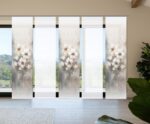 Schiebevorhang-Set Aristea, halbtransparente Bambus-Optik mit Digitaldruck: ein Strauss weisser Blüten auf grauem Grund in der Mitte der Vorhangfläche, Aquarell ähnlich. 3 Schieber bedruckt, 2 Schieber uni-weiss