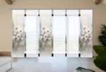 Schiebevorhang-Set Aristea, halbtransparente Bambus-Optik mit Digitaldruck: ein Strauss weisser Blüten auf grauem Grund in der Mitte der Vorhangfläche, Aquarell ähnlich. 3 Schieber bedruckt, 3 Schieber uni-weiss