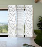 Schiebevorhang 3er-Set Ophelia grau, halbtransparente Bambus-Optik mit Digitaldruck: vertikales Schlangenlinien-Dekor, grau auf weissem Grund über die gesamte Vorhangfläche. 2 Schieber bedruckt, 1 Schieber uni-weiss