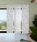 Schiebevorhang 3er-Set Ophelia hellgrau, halbtransparente Bambus-Optik mit Digitaldruck: vertikales Schlangenlinien-Dekor, weiss auf grauem Grund über die gesamte Vorhangfläche. 2 Schieber bedruckt, 1 Schieber uni-weiss