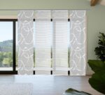 Schiebevorhang 4er-Set Ophelia hellgrau, halbtransparente Bambus-Optik mit Digitaldruck: vertikales Schlangenlinien-Dekor, weiss auf grauem Grund über die gesamte Vorhangfläche. 2 Schieber bedruckt, 2 Schieber uni-weiss