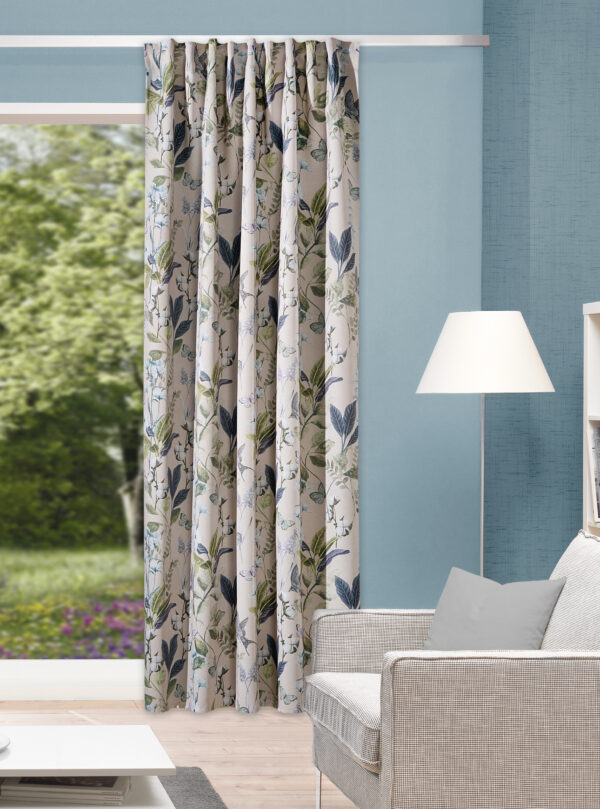 Fertigschal Taira 85092 - wunderschöner Verdunklungsschal, dicht bedruckt mit Blättern, Blüten und Schmetterlingen, blau und grün auf naturfarbenem Untergrund