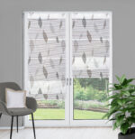 Magnetrollo Paolo 91087 stein, Bambus-Optik, bedruckt, halbtransparent, für Fenster und Türen; abstrakte Bätterranke, vertikale Wellen, Grautöne auf weissem Grund
